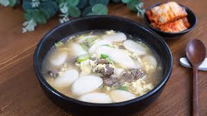 『떡국을 먹다:トックグㇽ モㇰダ』(トッククを食べる)