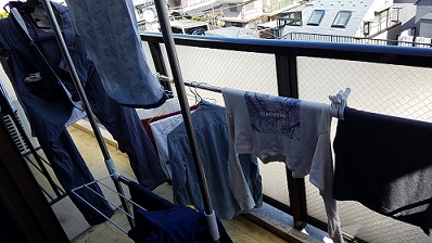 『빨래를 걷다』(洗濯物を取り込む)