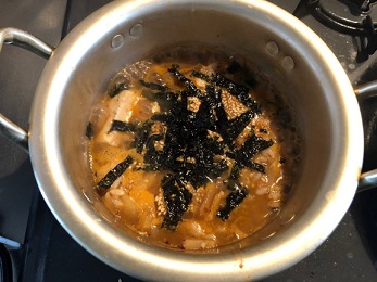 『찌개를 끓이다』(チゲを作る)