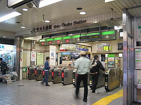 改築前の新大久保駅の改札