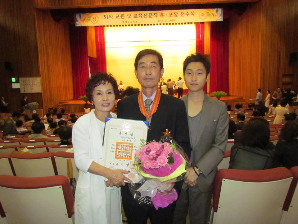父は引退式で勲章を授与
