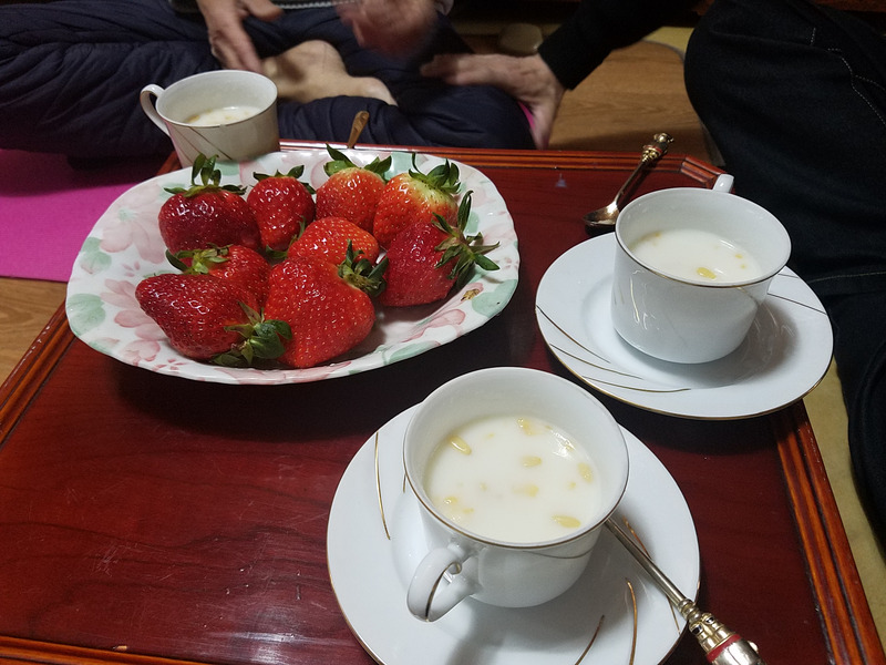 *今、気づきましたが、兄(次男の伯父さん)の足を優しく握る父の手が見えます。。