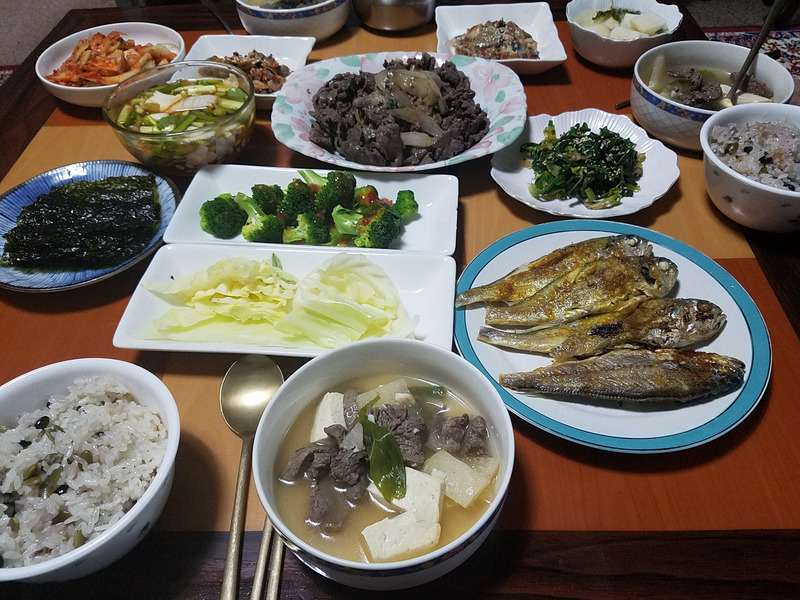 いろいろ食べてお腹いっぱいなのに優しい伯母さんは食卓いっぱいにご飯をご馳走してくれました。