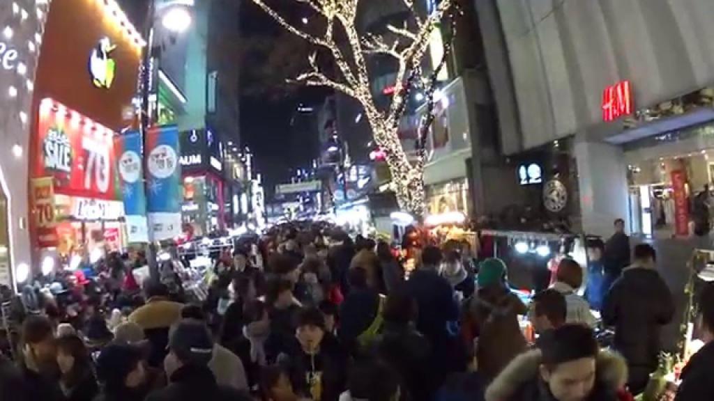 韓国人のクリスマス。明洞は若者で大渋滞