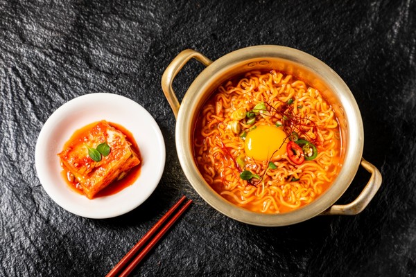 韓国人が大好きなラーメンは必ずキムチと一緒に、鍋の蓋は大事？