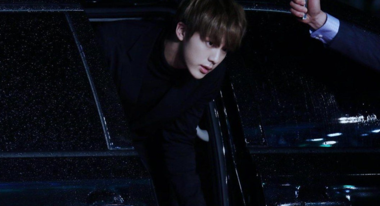 “車(チャ)からドア(ムン)を開けて男登場した男(ナム)”ジン（Photo Via NATE）