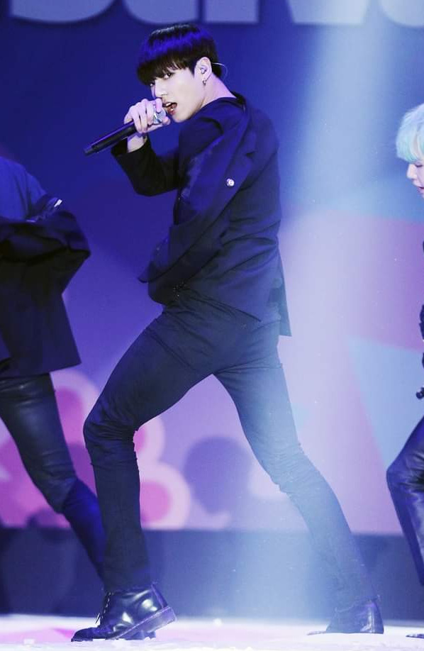 ジョングクのしっかりした下半身（Photo Via BTS Official SNS）