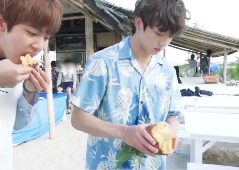 ジョングク、素手でパインアップルを割れる？（Photo Via Twitter）
