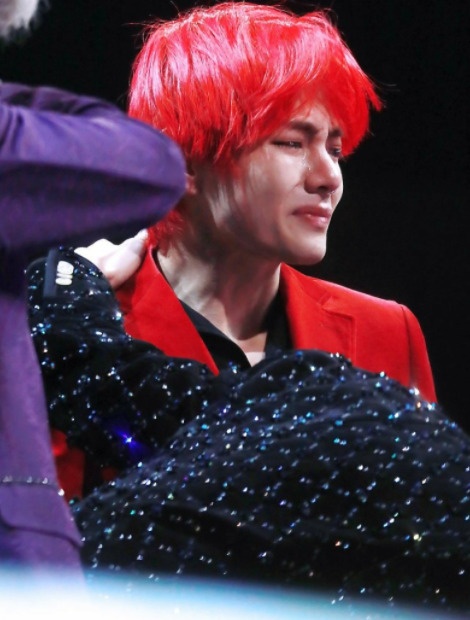 2018年のMnet Asian Music Awardsで大賞を受賞した時のV（Photo Via Youtube Screenshot）