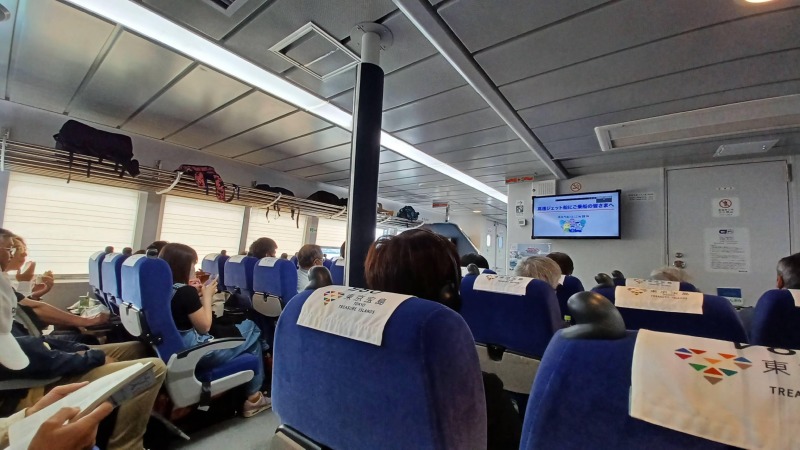 高速フェリーは少し海の上を浮いた状態で進むので、揺れも飛行機並みで船酔いもほとんどありません。
