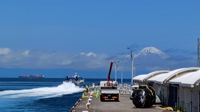 いよいよ島に到着！晴天と富士山が迎えてくれました。