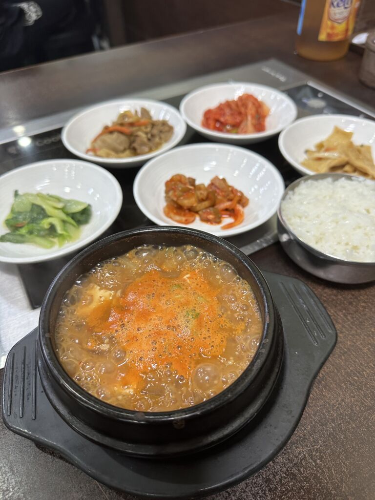 韓国ではスープ(チゲ)もご飯もスプーンで食べるのが基本です。